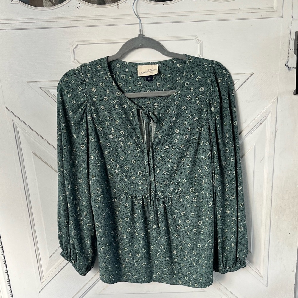 Universal Thread Indigo Blue Floral Top, Size S.
